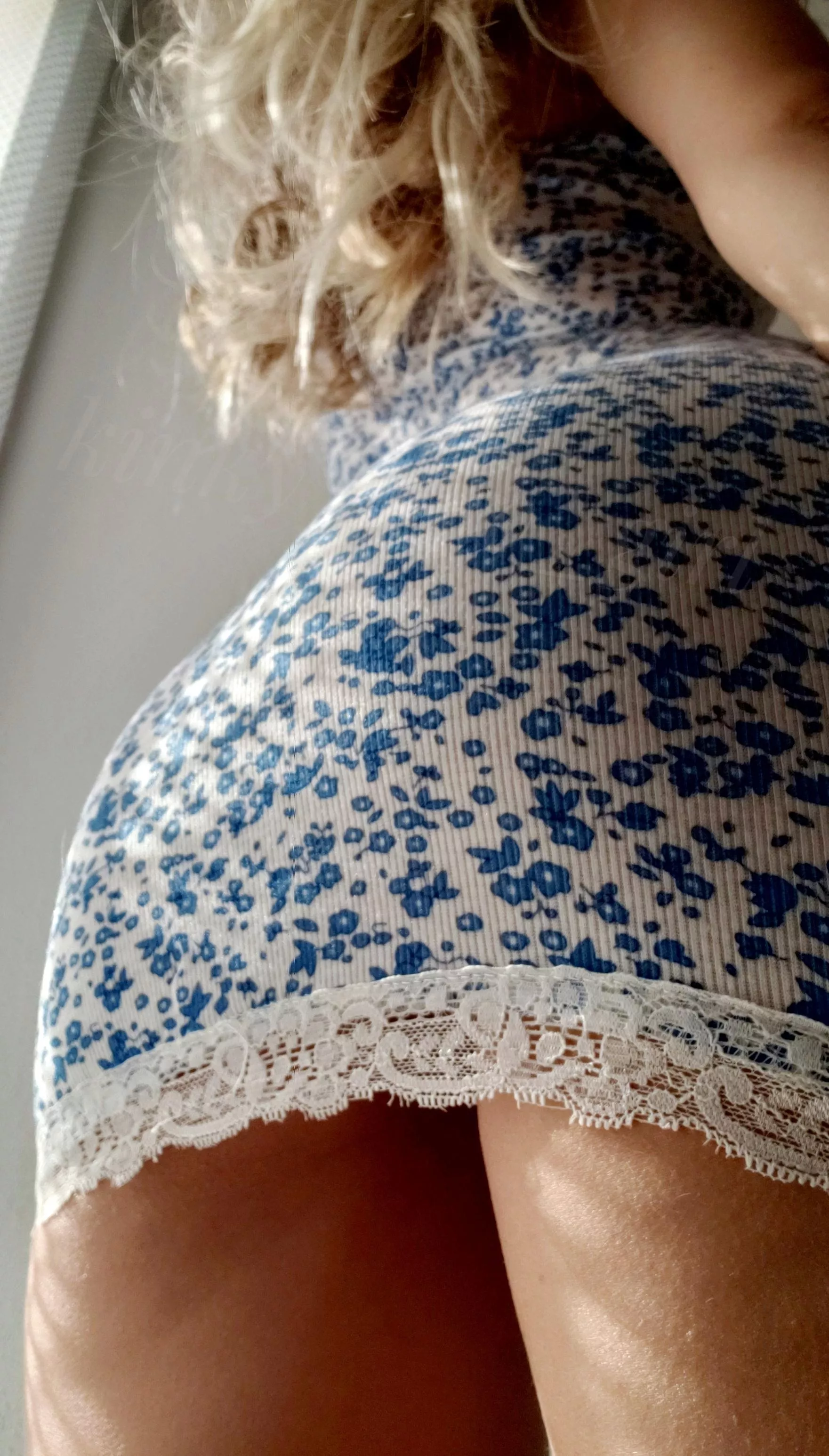 (F) What do you think? I wear panties under my dress?💙😏