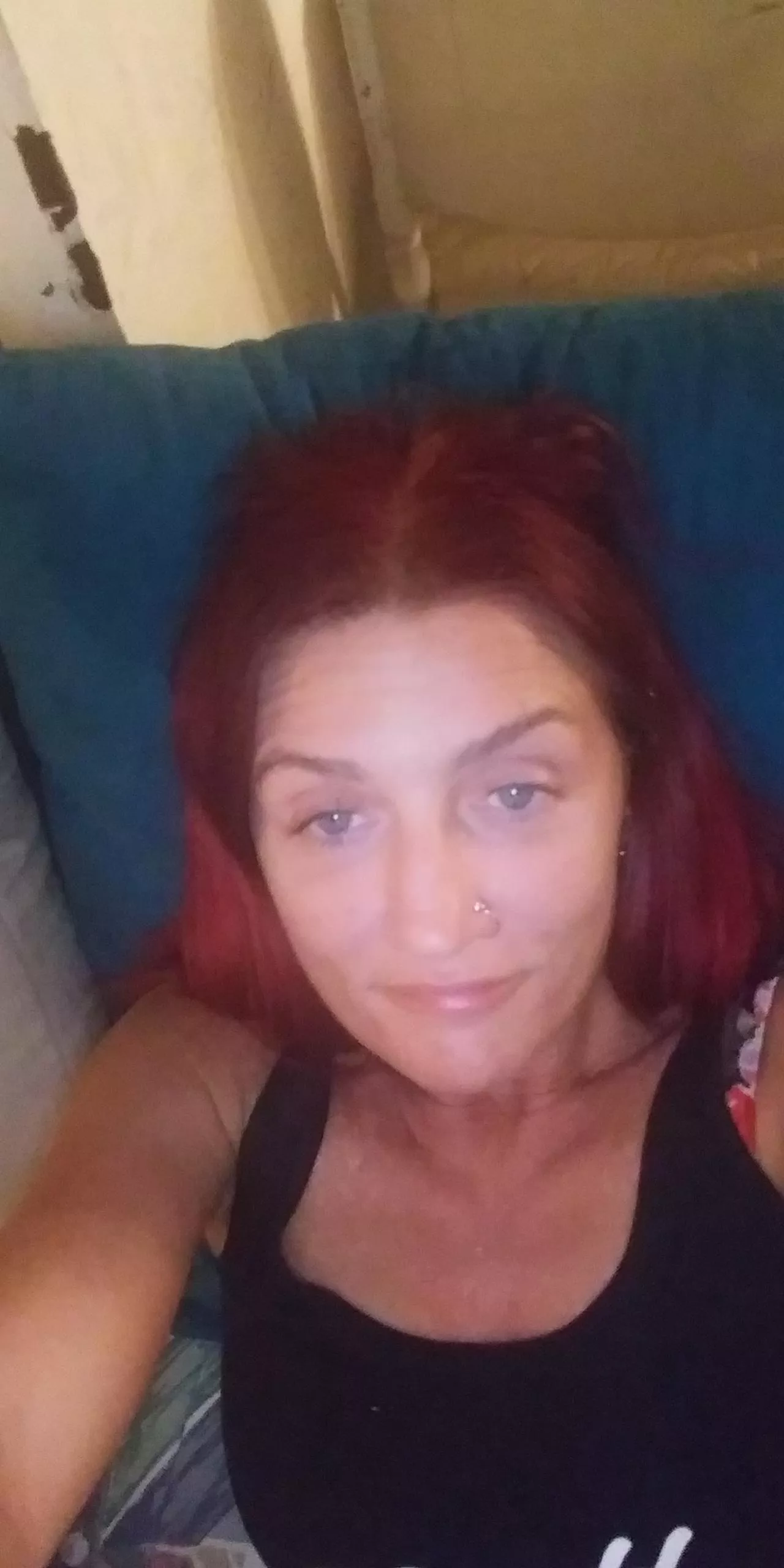 (F) who want s to chill with me (F) who want s to chill with me