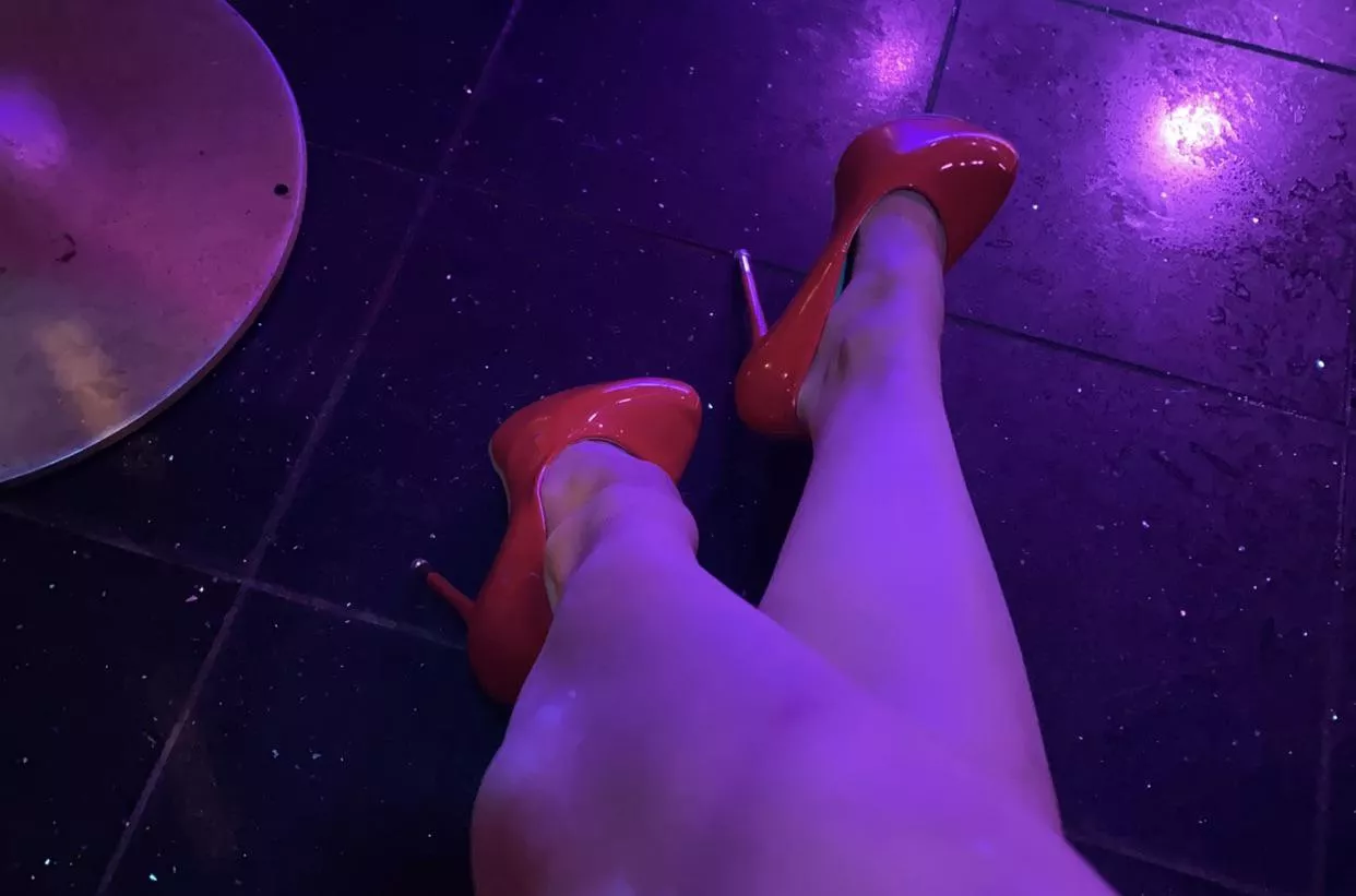 (F20) My shiny red high heels 💕