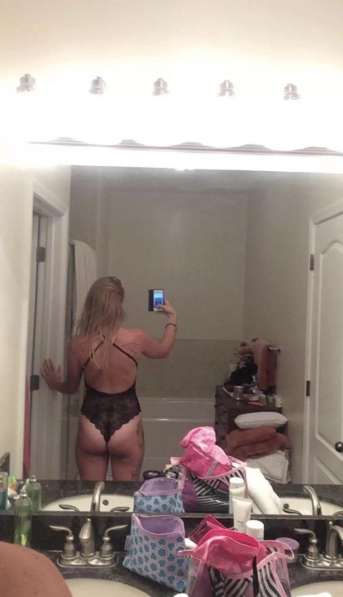 F25 130lb 5”2. A cute girl sent me a nude. I got dressed in my new lingerie to take cute photos 👸🏽