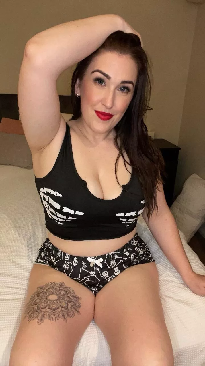 [F36] Happy Sunday. I hope you all have a spooky day 👻 Who won the skeleton beauty contest?