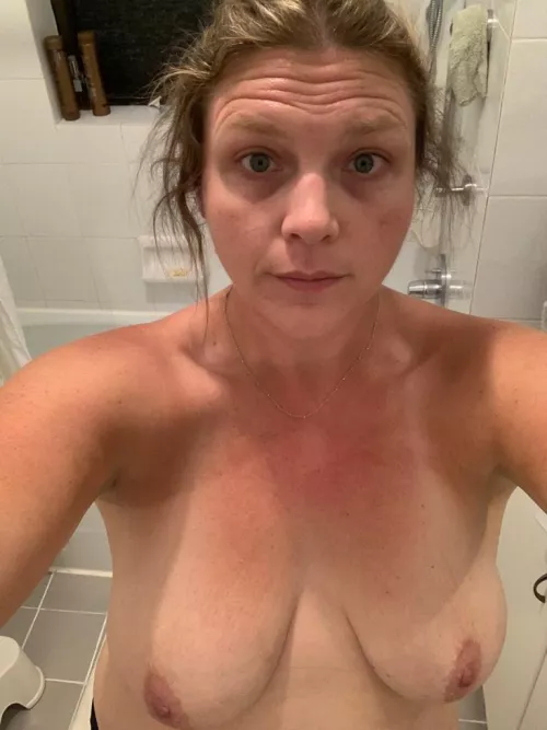 F39, 5’7”, 185 You can choose to focus on anything you want, but if you say anything other than my wild ass frizzy hair you’re lying