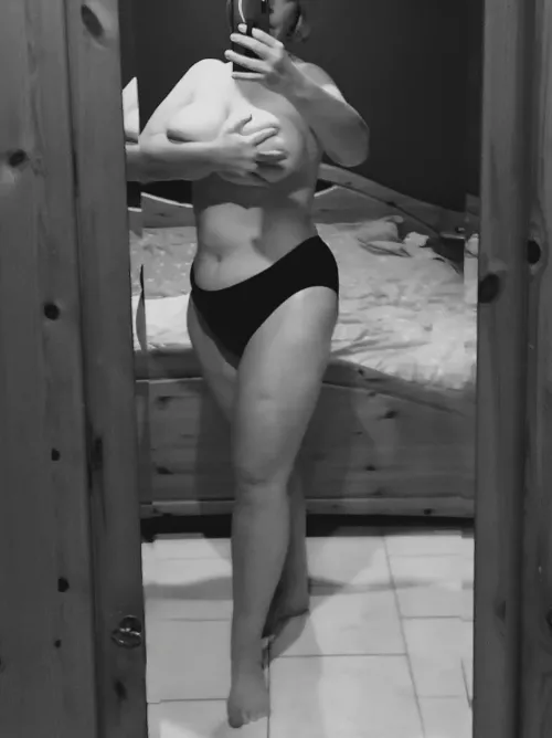 (f)46 don't mind the bed behind me š