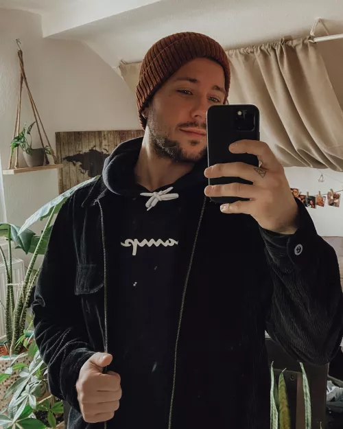 Fall is coming in germany 🍁🧣🧤 who wants to come and warm me up? 😌