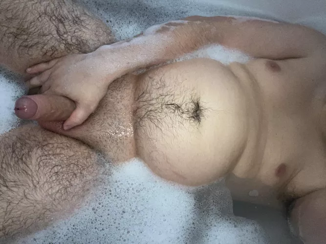Feel so lonely in this bath by my self wish I had some company!! Someone make me feel good!! Hmu DM me ask for kik x