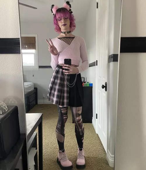 Feeling cute in my kitty ears! Nya :3 💕