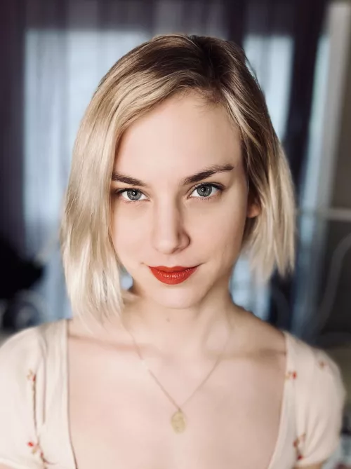 Feeling cute with my red lips & new hair do