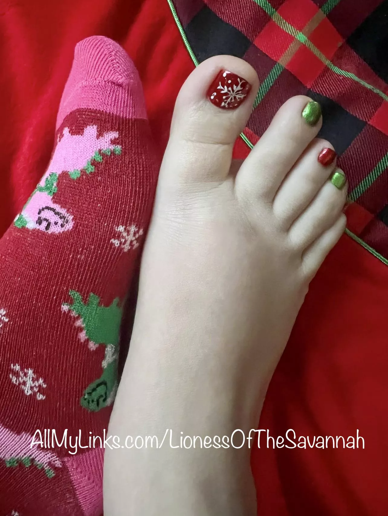 Feeling Festive! 🎄 Do you like my fresh Christmas pedicure?! ❤️❄️💚