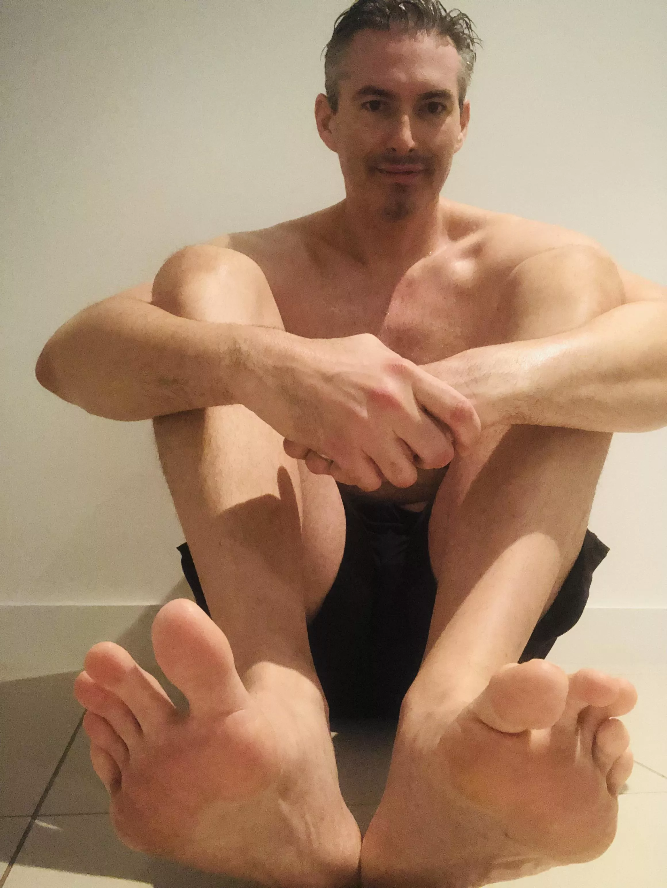 Feeling hot and sweaty after my workout. Who wants these big feet? 😉 Feeling hot and sweaty after my workout. Who wants these big feet? 😉