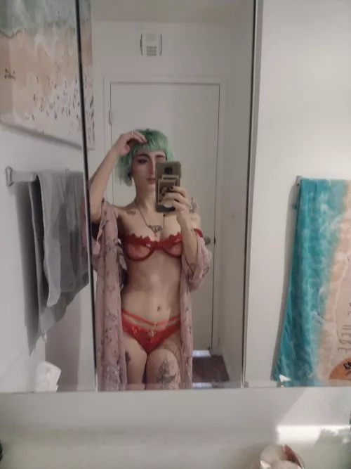 Feeling hot in red 🍒