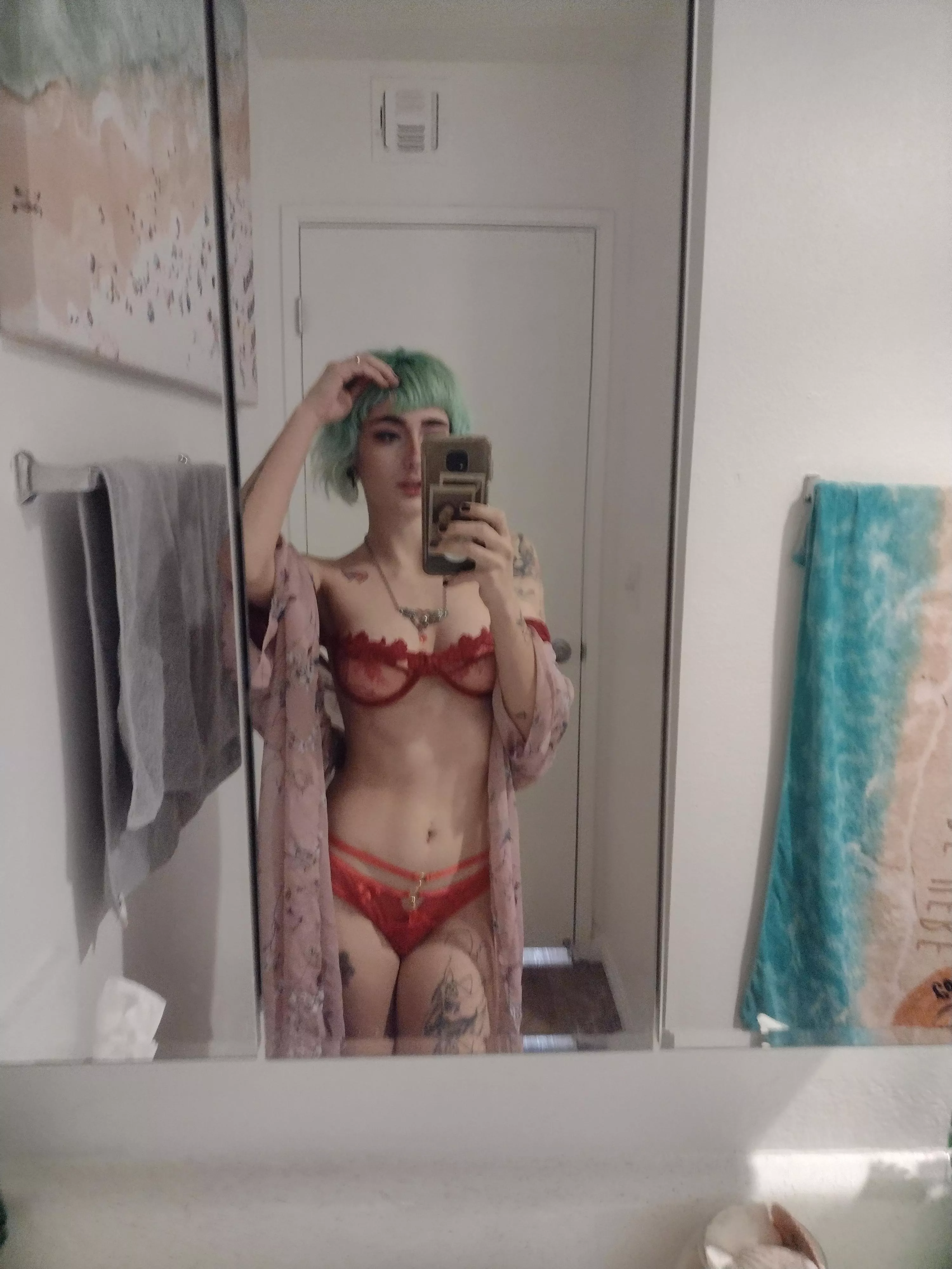 Feeling hot in red 🍒