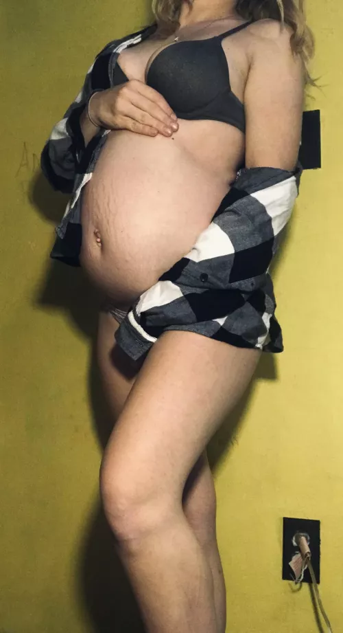 Feeling pregnant and sexy 😘😘