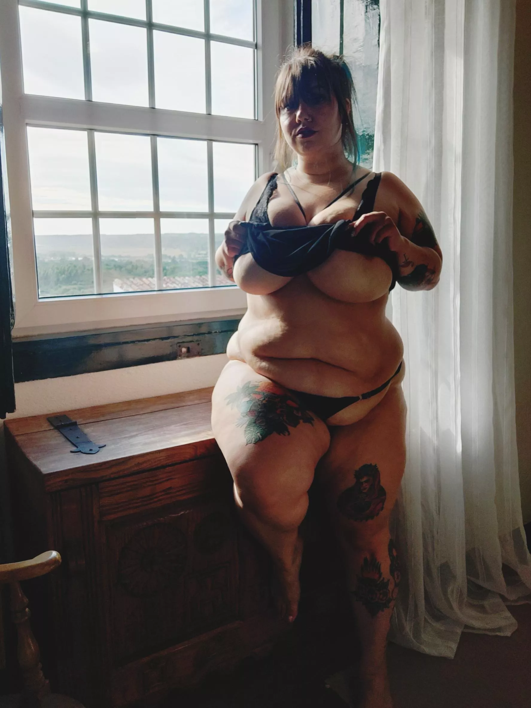 Feeling Self conscious about my belly 🥺 would you kiss it?