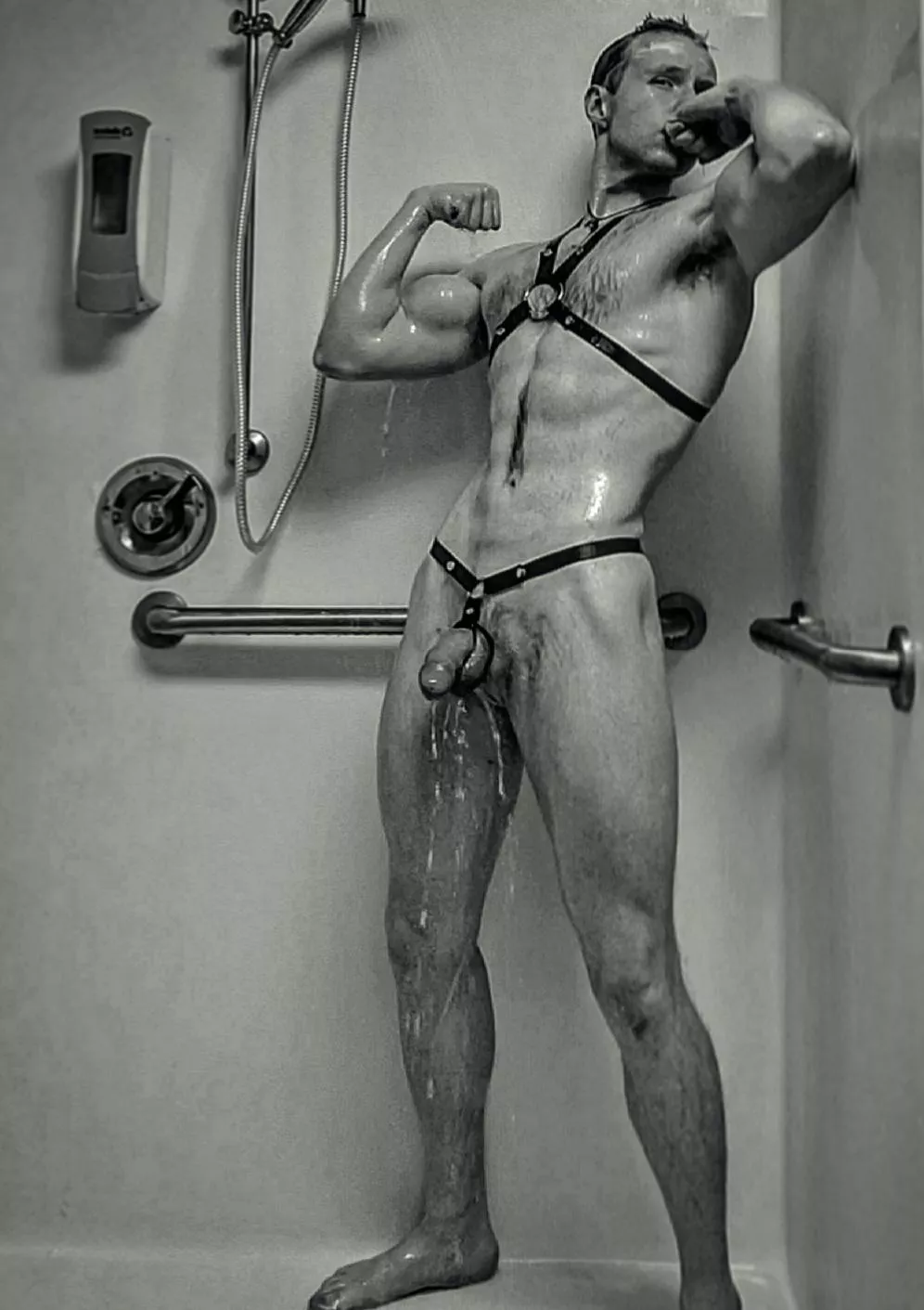 Feeling sexy in the gym shower, wanna join me and we smoke up afterwards? 😈