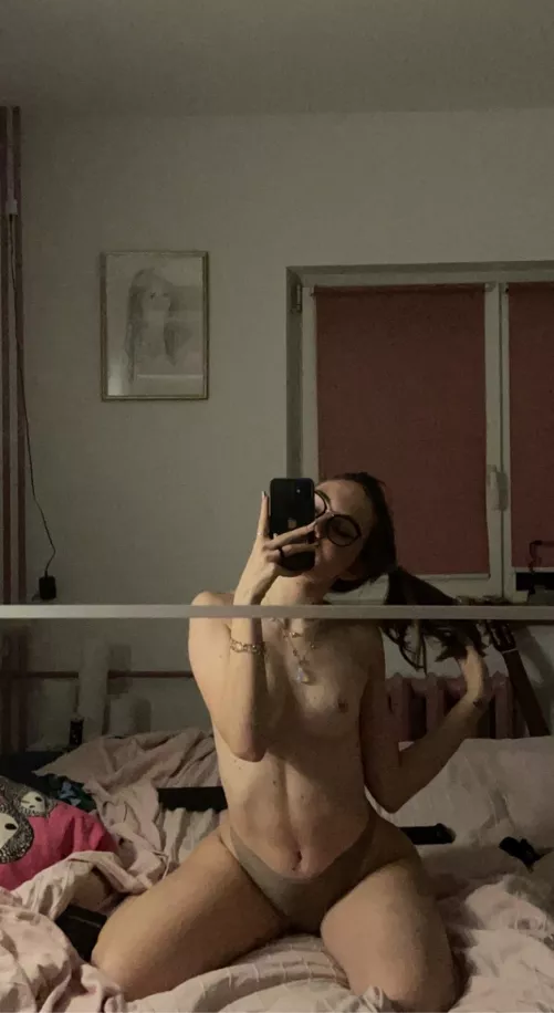 Feeling very horny at home today 🍑