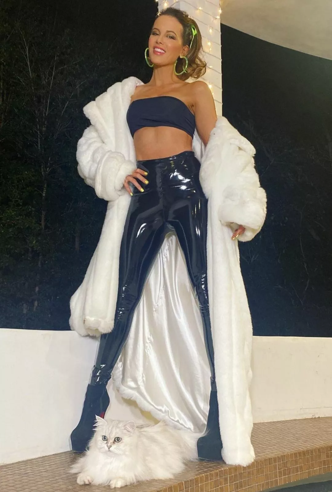 Feeling weak for Kate Beckinsale in sexy leather and heels, makes me wanna worship