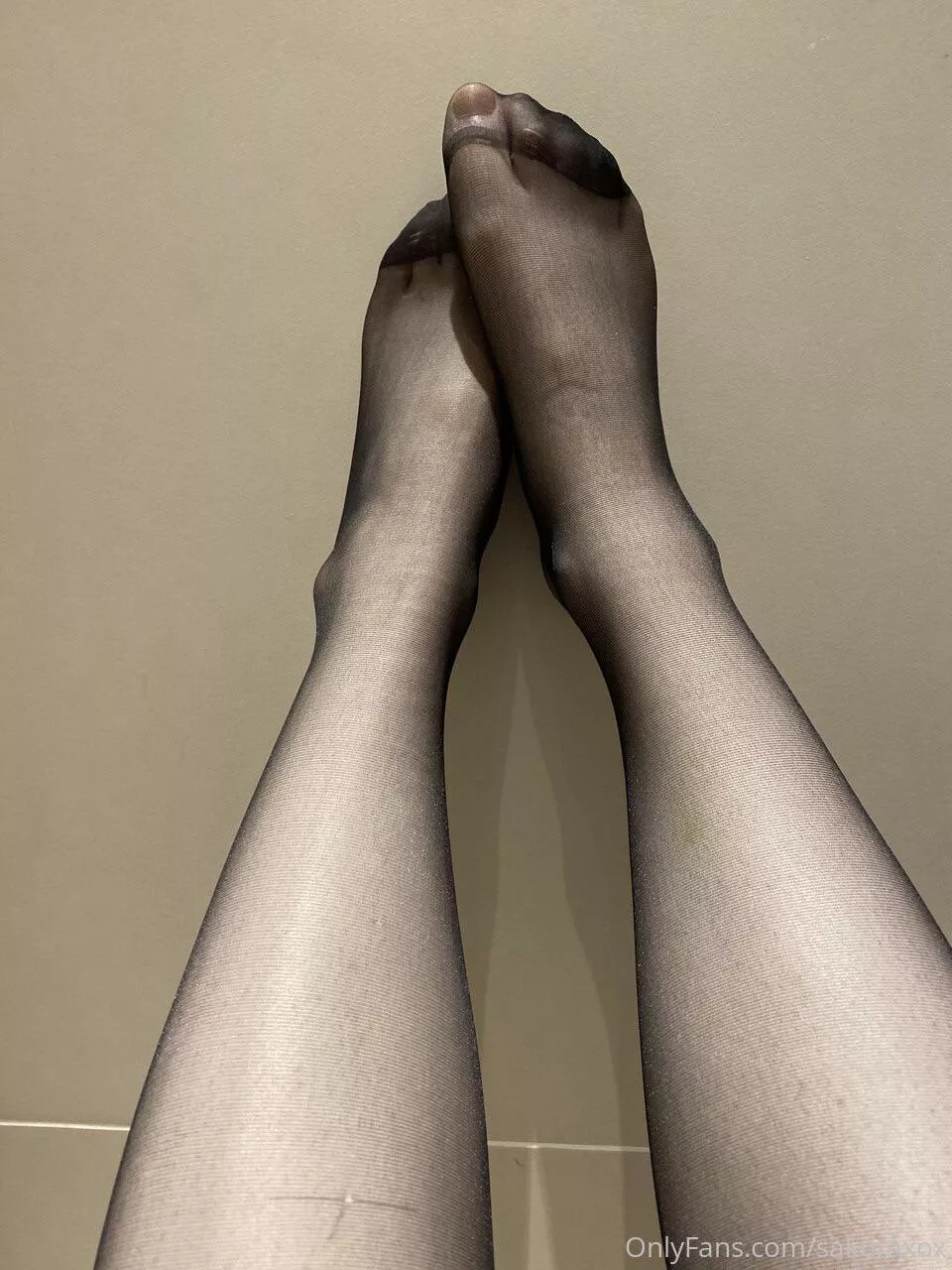 Feet in tights 😜