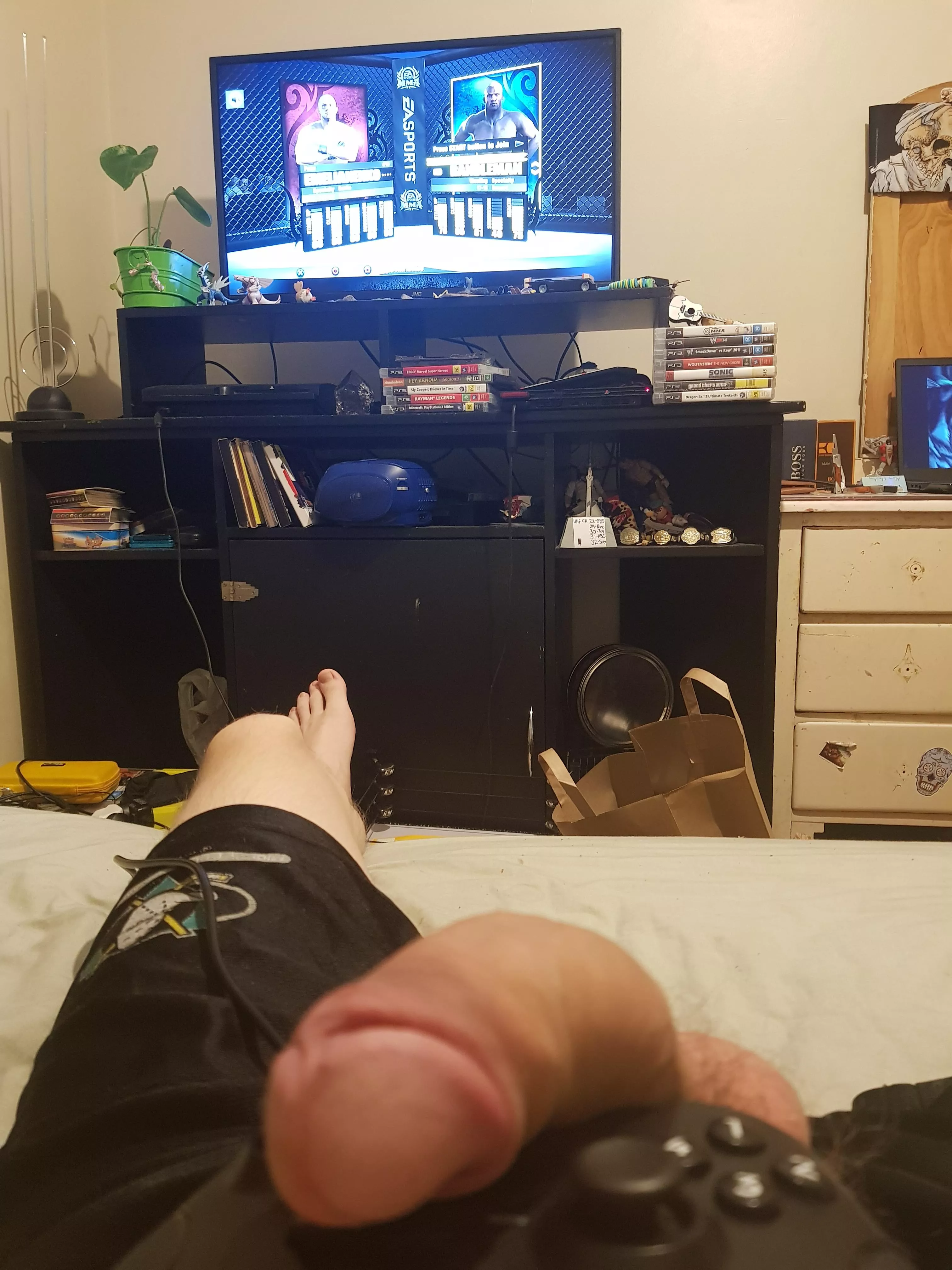 Felt compelled to play EAs MMA game on PS3. If you talk to me, you're bound to learn who Fedor is. Looking for femboys mostly, DMs are open, may forget to msg because I've had a few lol