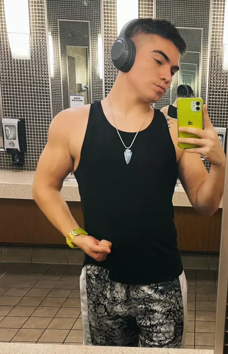 felt cute at the gym. whoβs up tonight??