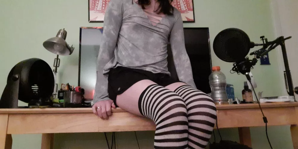 Femboy on da desk what he gonna do?