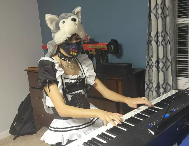 Femboy on da piano, wut he gonna play 😳