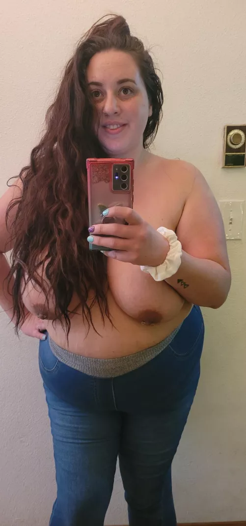 Finally Friday π I need a hot load on my tits! Whose going to help me ππ€€