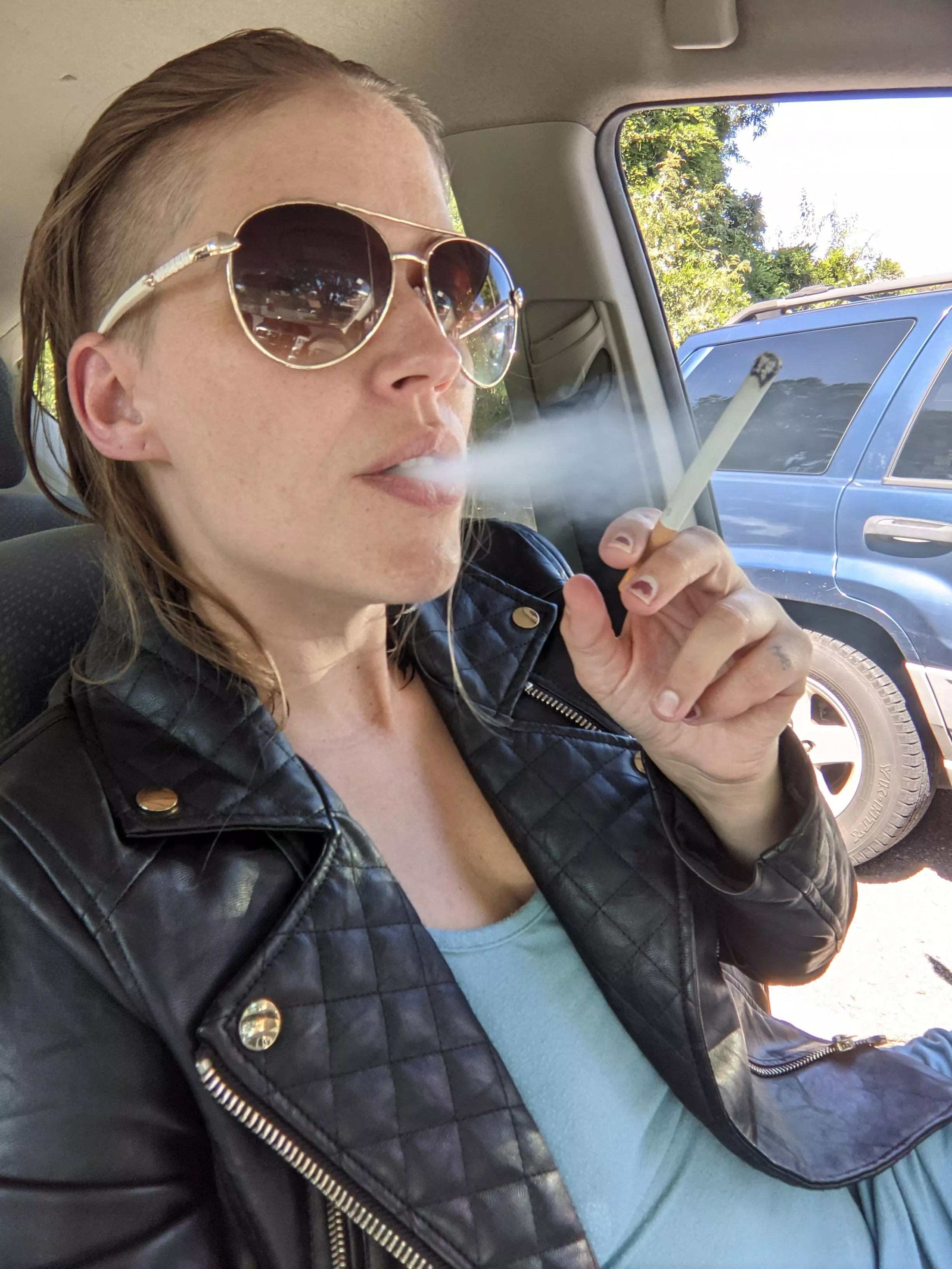 Finally got enough time between jobs to shower. Now a quick cigarette before I clock back in. Tip your delivery drivers, guys and gals ❤️ (no not THAT kind of tip.....)