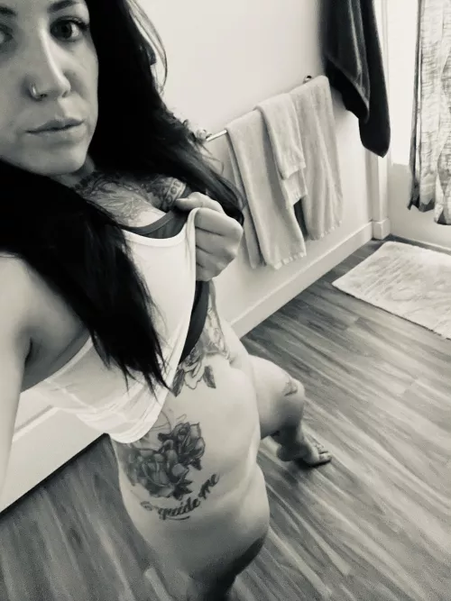 [F]inally seeing some definition. Calorie deficit along with fasting and brutal workouts. 🤤🖤