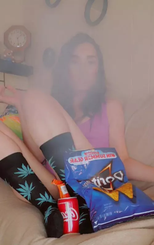 First: i shmoke Second: i satisfiy my munchies Third: i play with myself! 💦 link in comments to see the really naughty version. Xo