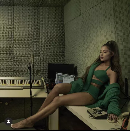 First load of the year has to go to Ariana and her sexy legs