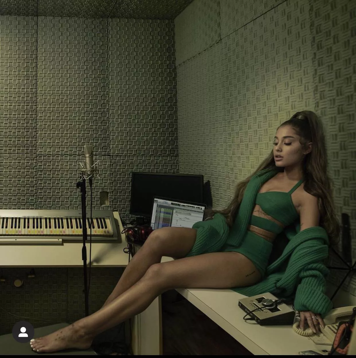 First load of the year has to go to Ariana and her sexy legs