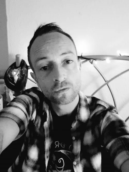 First selfie of 2022 phew 😅 not bad for 41. I'm Drew from the UK