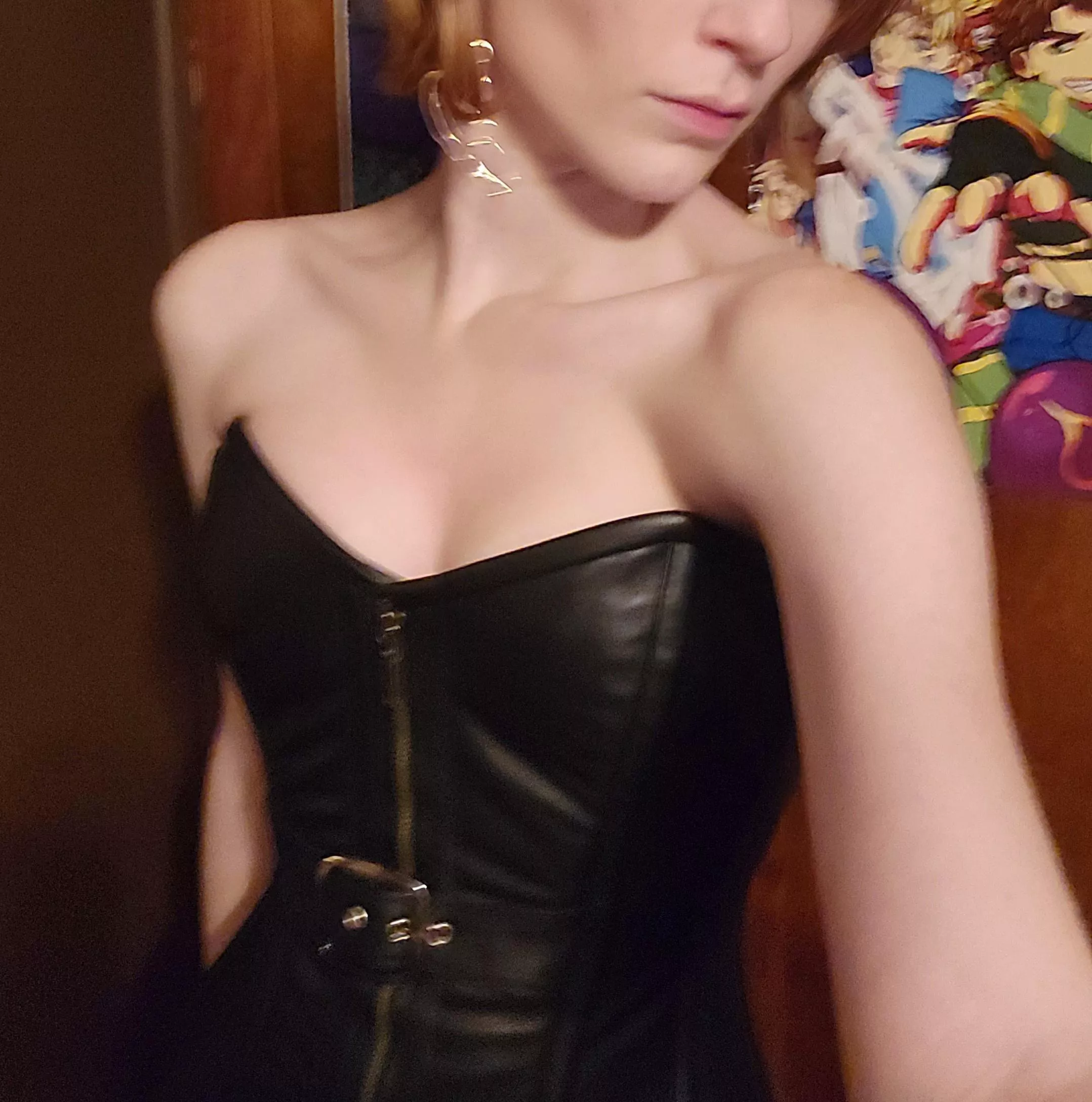 First time in a corset 😳🖤