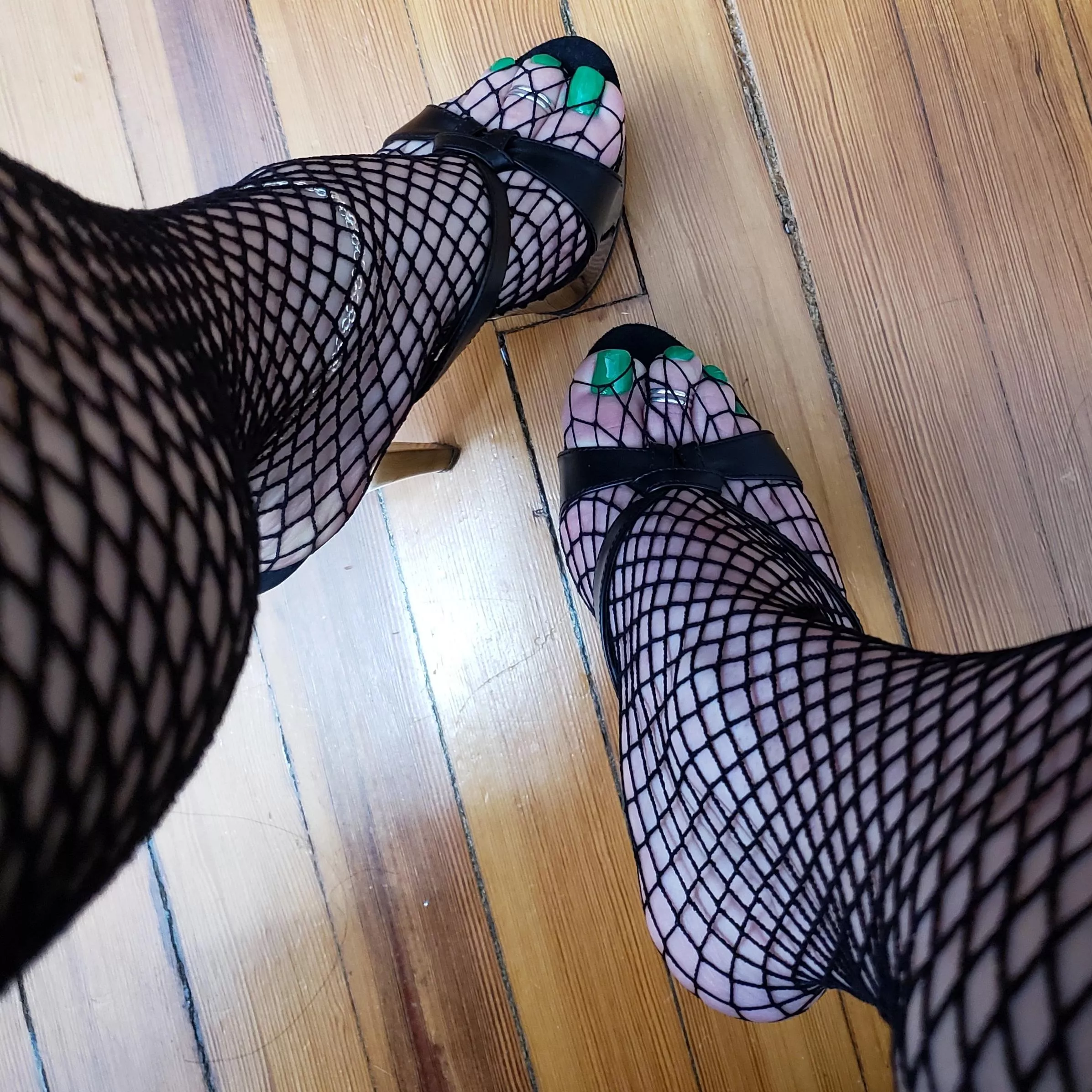 Fishnets and heels 💙💙