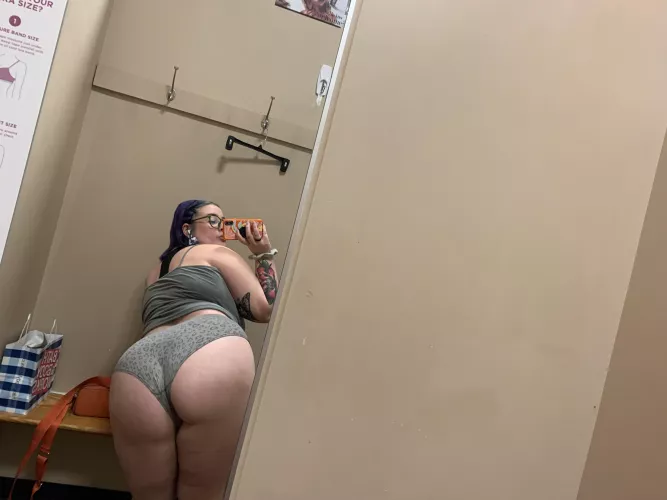 Fitting room fun anyone? 😝