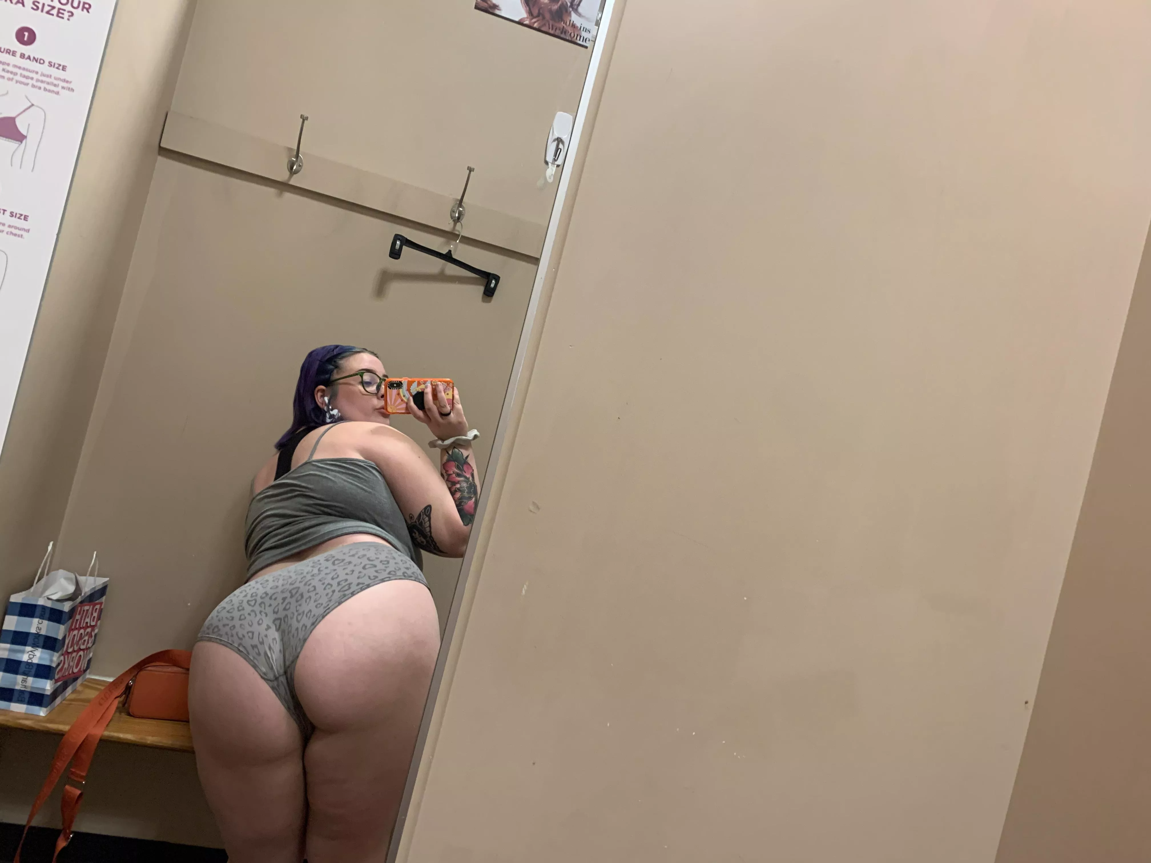 Fitting room fun anyone? 😝