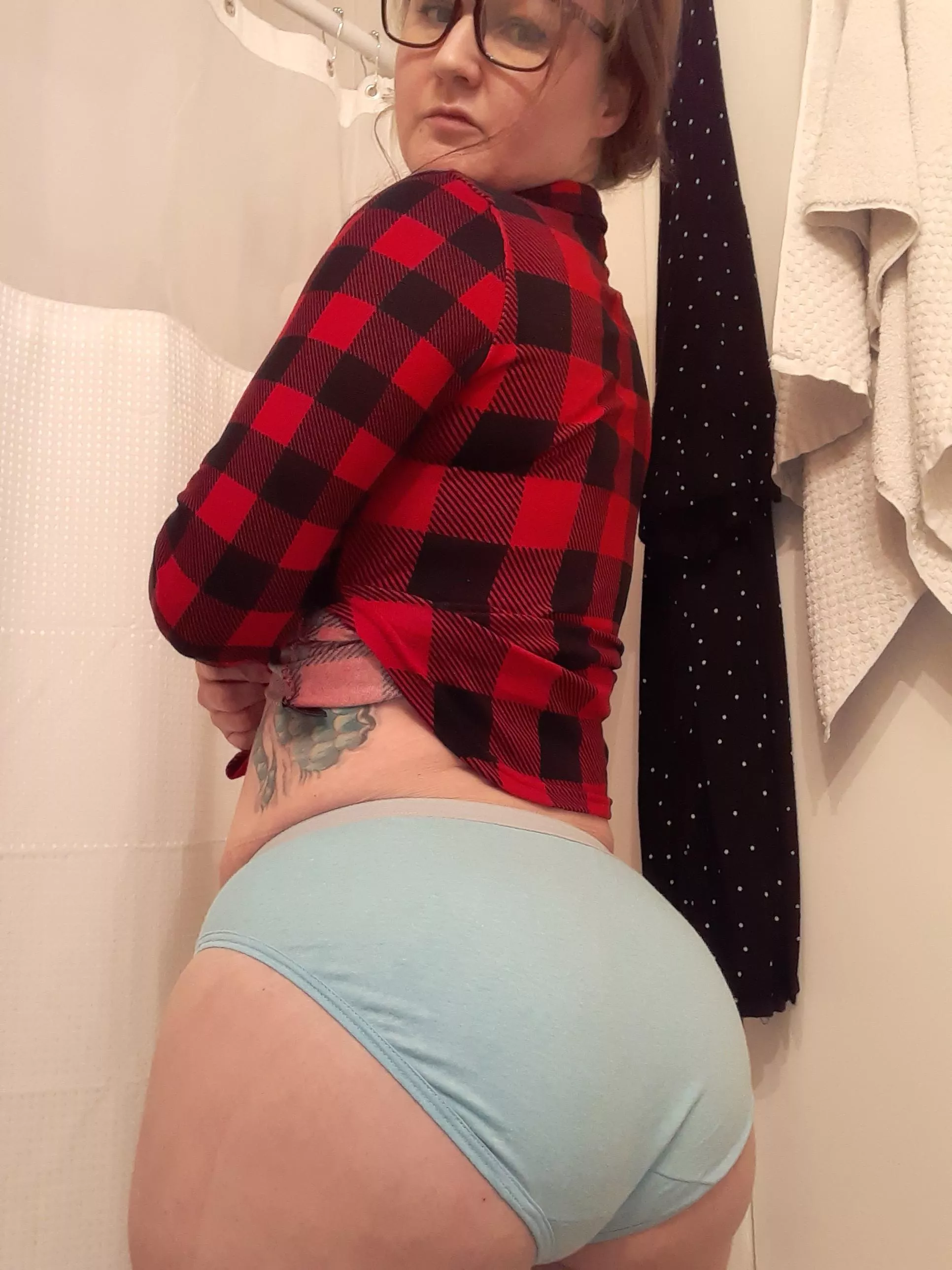 Flannel and Granny panties 💪🏻😘