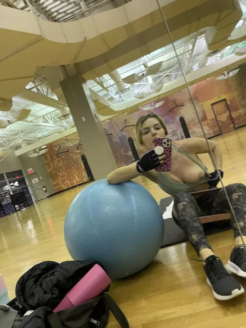 Flexing at the gym πͺ