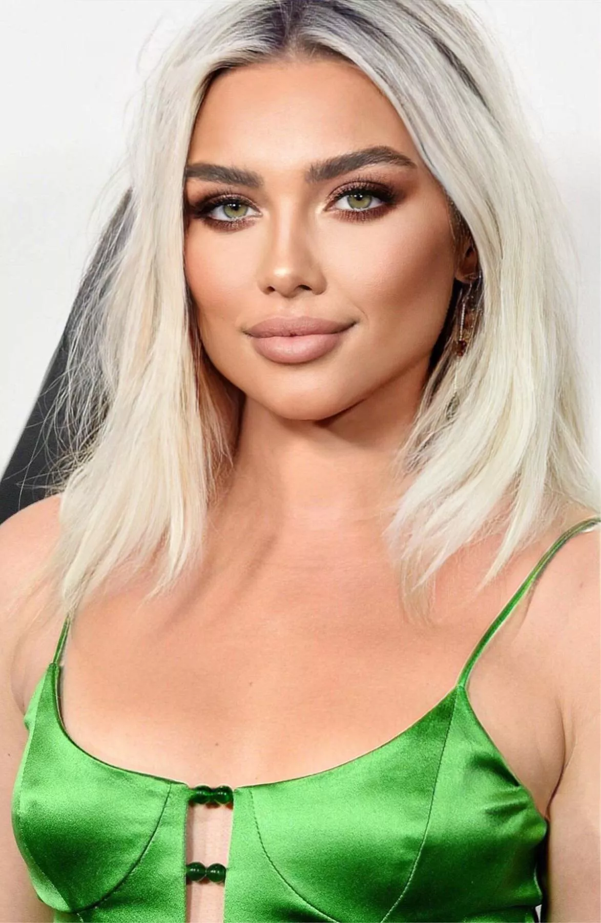 Florence Pugh as a sexy bimbo