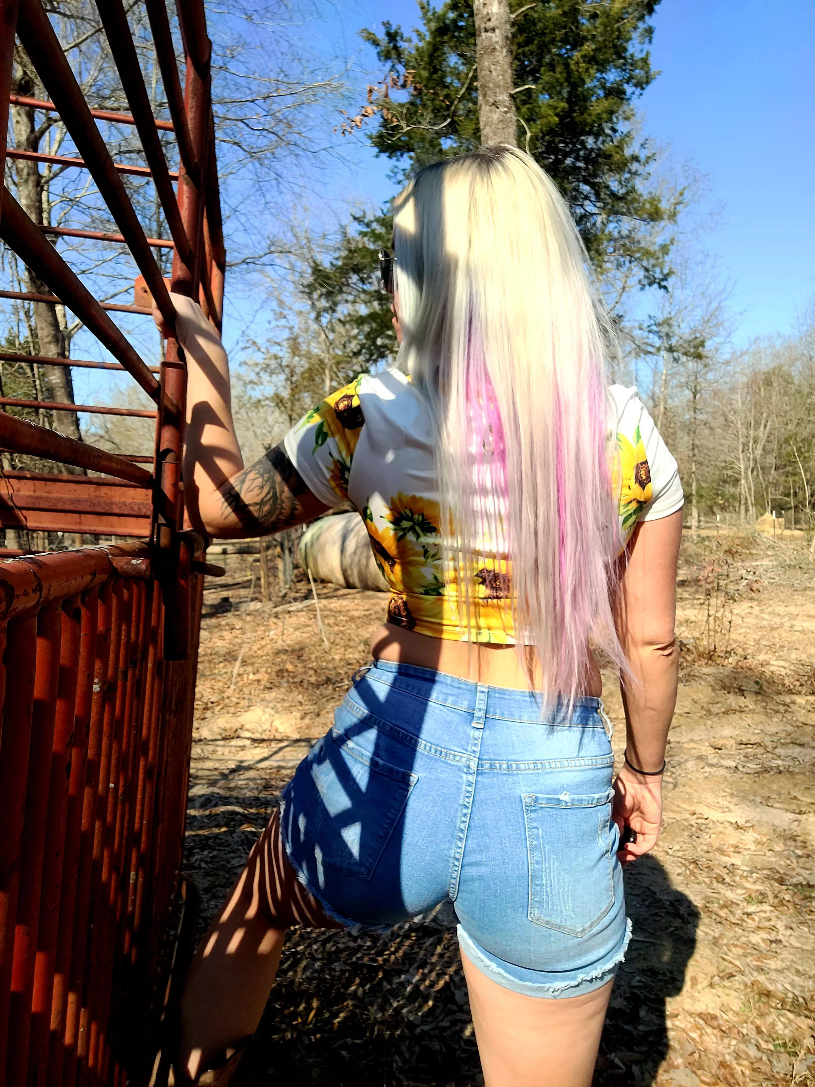 Follow the country girl ❤ She knows where the best hay bed is 😉