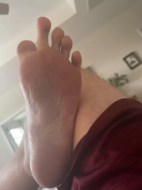Foot job anyone…? These long toes work wonders 😁