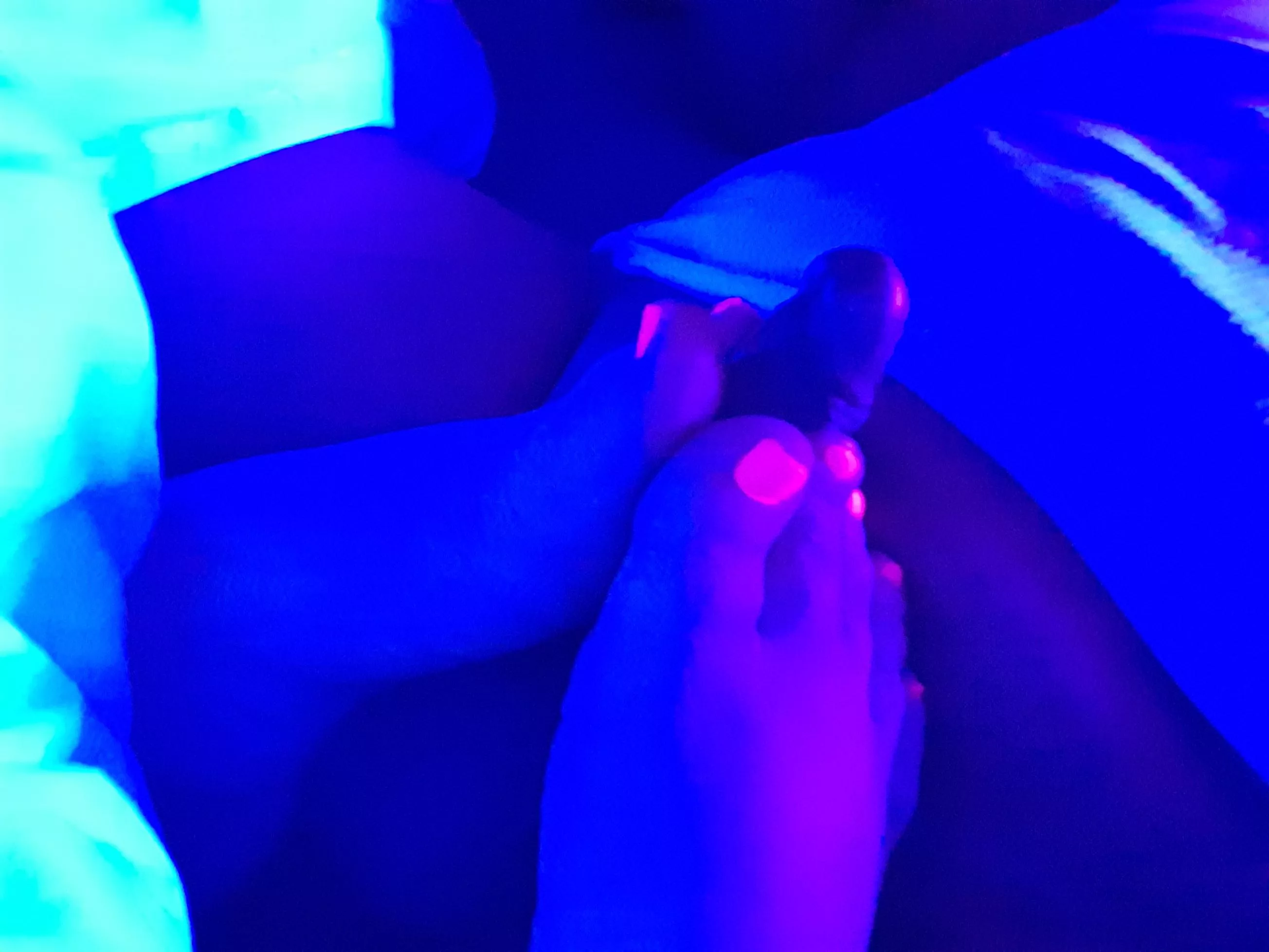 Footjob with my neon toes 😋