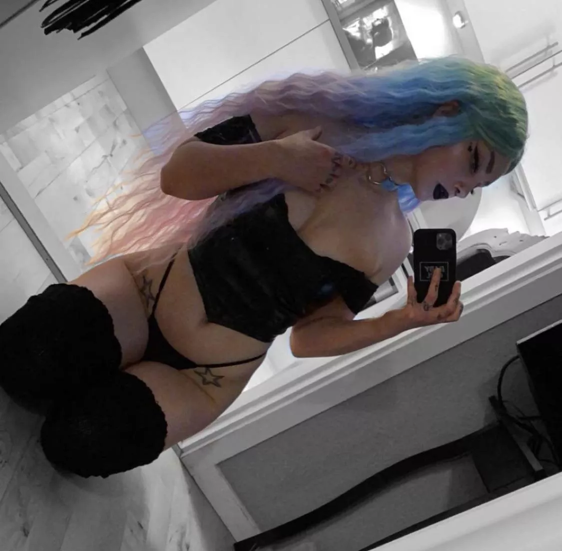 for the few who thinks i’m pretty 🤍