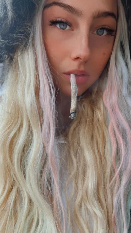 For the Smoking fetish ! More Smoking pics you can find in the Link in my Profile ❤️ https://www.bestfans.com/beckyblonde