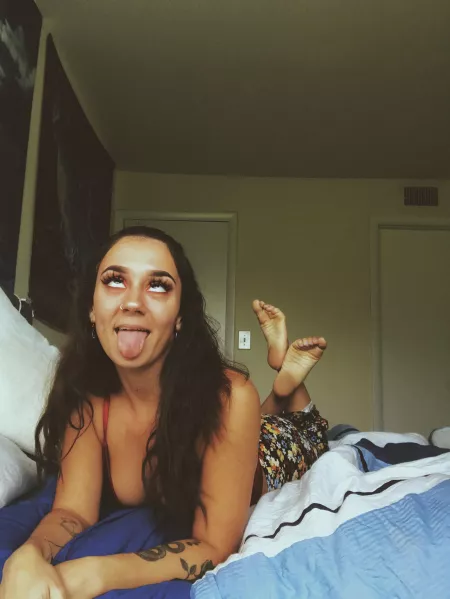 For those that love bare feet AND ahegao ๐