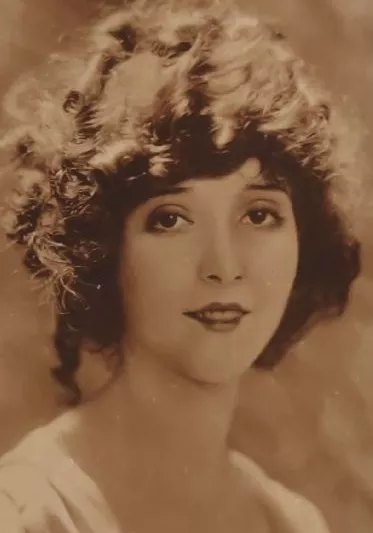 Found something interesting in /r/vbg: Madge Bellamy - Silent Film Actress c. 1919 Found something interesting in /r/vbg: Madge Bellamy - Silent Film Actress c. 1919