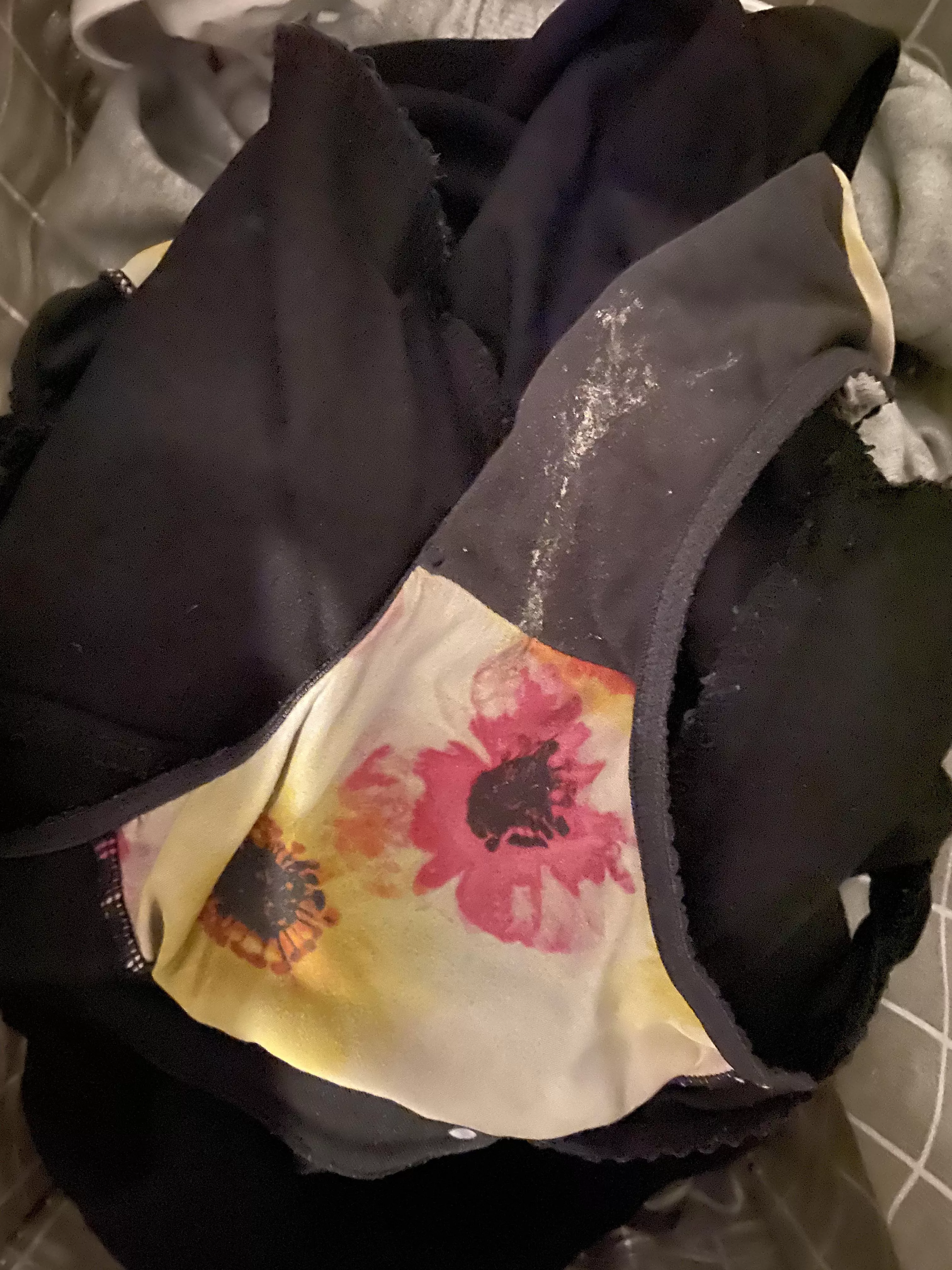 Fresh off her pussy! Upvote if you’d sniff them 👃