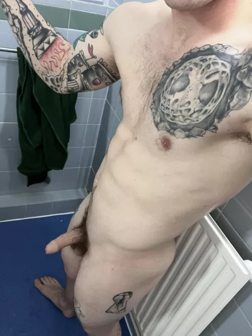 Fresh out the shower, ready to lie in bed and read any lovely messages ;)