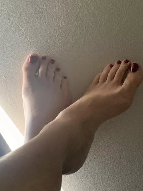 Freshly painted toes for the 1st timeβ¦ what do ya think π₯°π