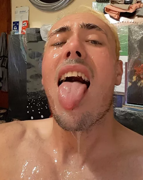 Friday Nigth Bukkake. Thank you Boyf. When he said he was taking me out to Five Guys, i wasn't expecting to walk out the door to then by turned around by our sexy gym buddies that he invited over. Fair to say this was a better plan. He always Amazes me,